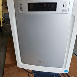 Winix Air Purifier. With 2 Air Filters.