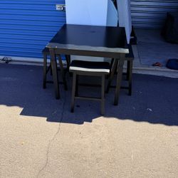 Table with 3 benches, perfect for a small space.