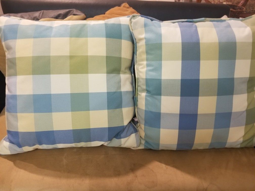 2 cushion pillows decor