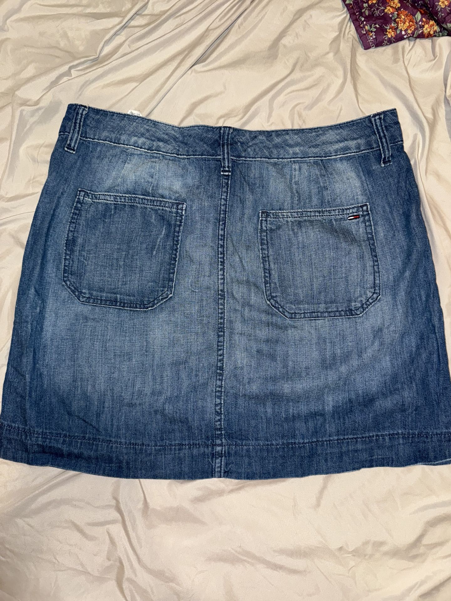 Tommy Hilfiger 2-Pocket  Front Button Blue Denim Skirt Size 6