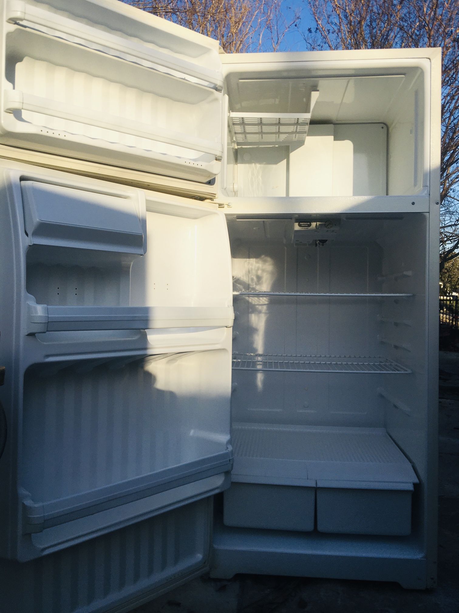 HOTPOINT full Size Refrigerator