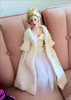Marilyn Monroe porcelain doll 18 in tall