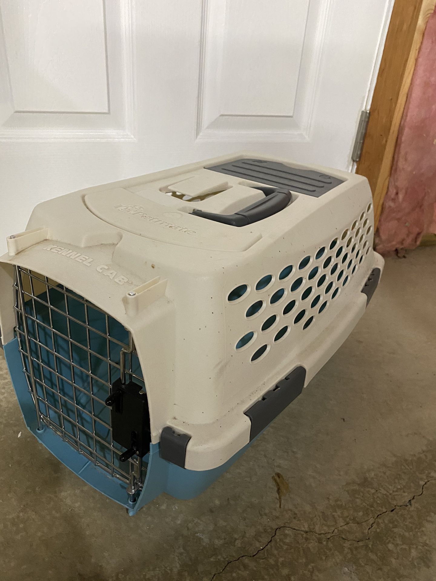 Pet carrier. Small dog/cat.
