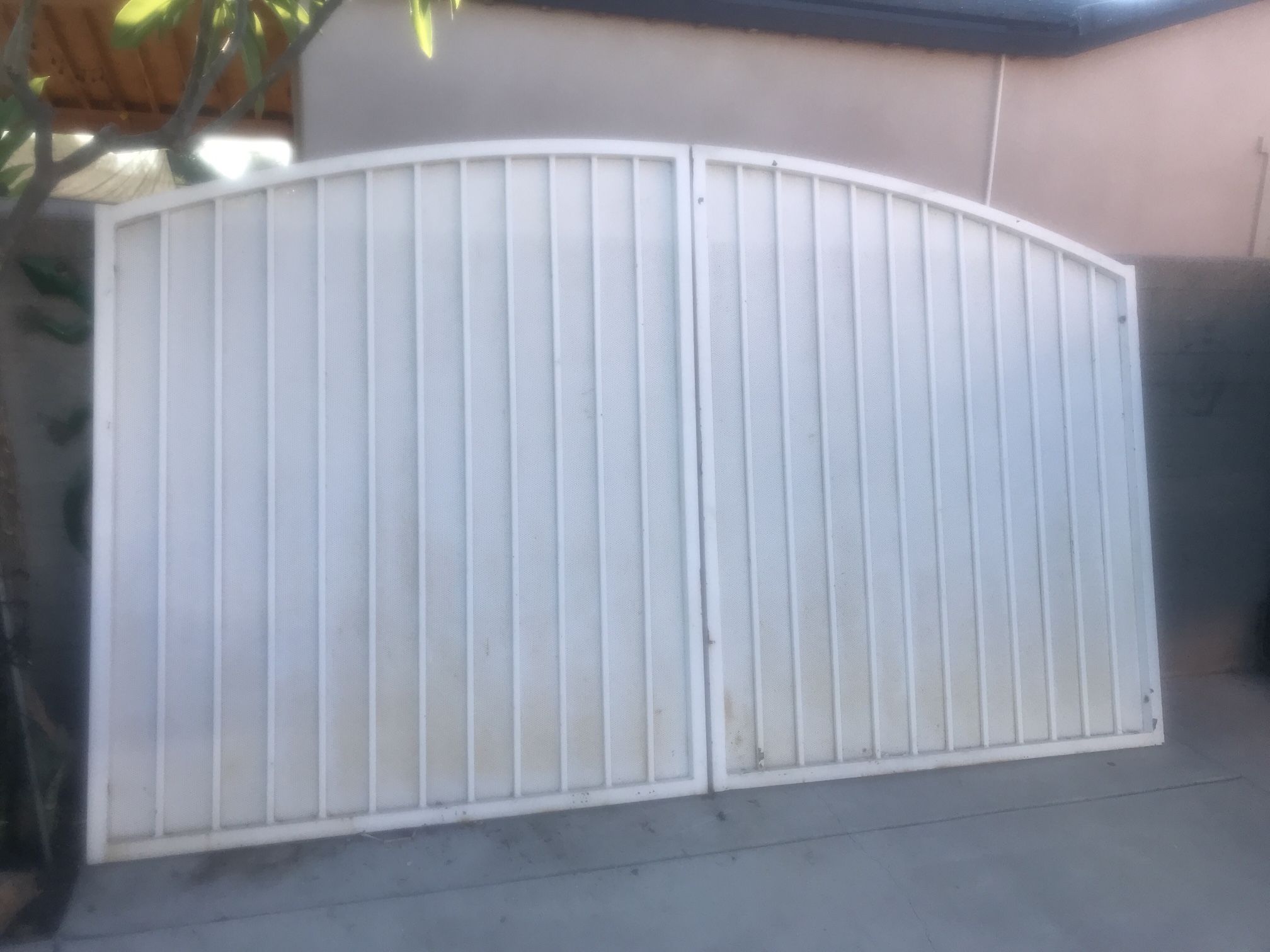 Es Un Portón De Fierro 2 Puertas