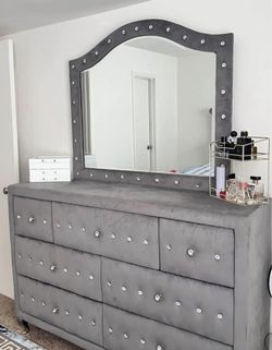 Dresser With Mirror