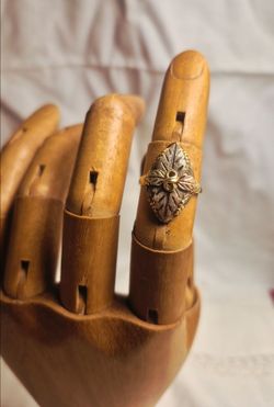 Vintage https://offerup.com/redirect/?o=Si5Dbw== Black Hills Gold Navette Ring 10K Tri-Color Leaf Shield Band Size 6