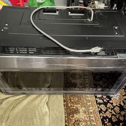 BRAND NEW - Samsung Black Stainless Microwave
