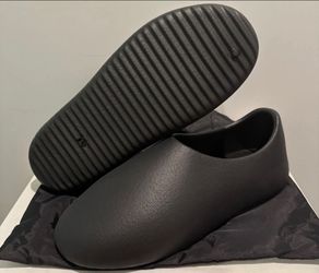 Yezzy slides size 10 new!