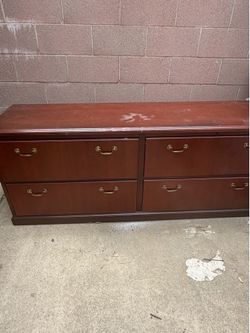 Mueble de cuatro cajoneras grandes