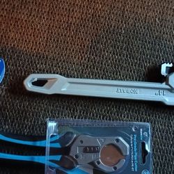 Kobalt 14-inch aluminum pipe wrench And SharkBite Pro 1/4 in. to 1 in. PEX Pipe Cutter