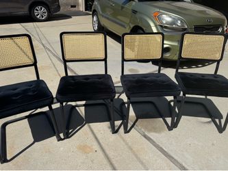 Selling 4 table chairs