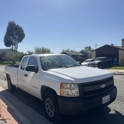 2007 Chevy Silverado 1500 (4 DOOR) (8 foot bed) WORK TRUCK.