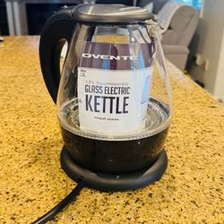 1.5L Ovente glass electric kettle with blue LED illumination.
