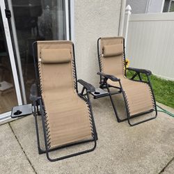 Like New Set Of 2 Zero Gravity Lounge Chair Recliners 