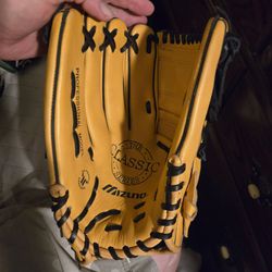 Mizuno model GCT 1201 Classic Series