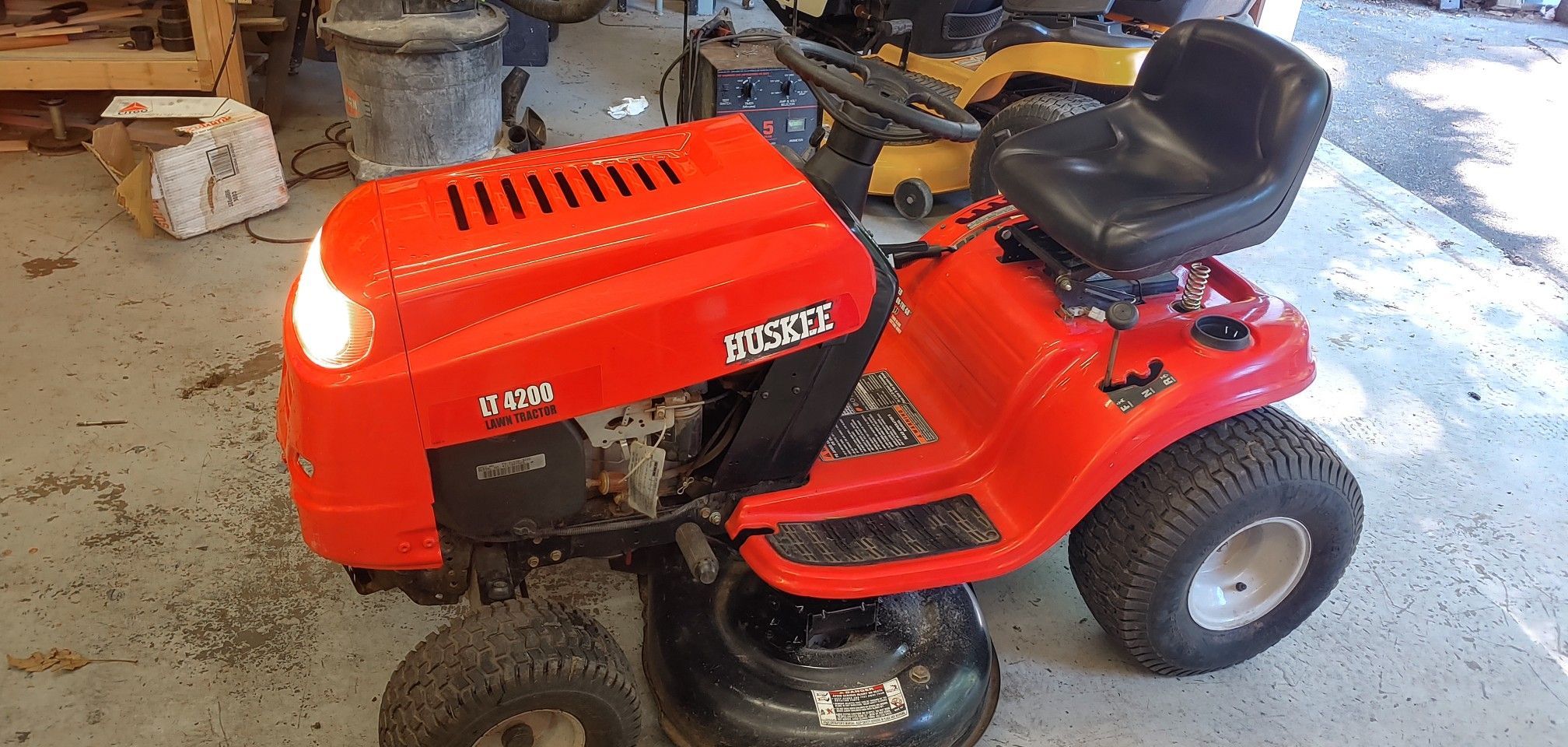 Huskee lt4200 lawn tractor. 17hp. 42 in deck
