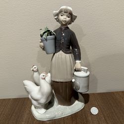 LLADRO #1103 Girl With Hens
