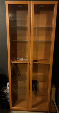 Display cabinet with glass doors