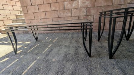 Coffee table and end table set.