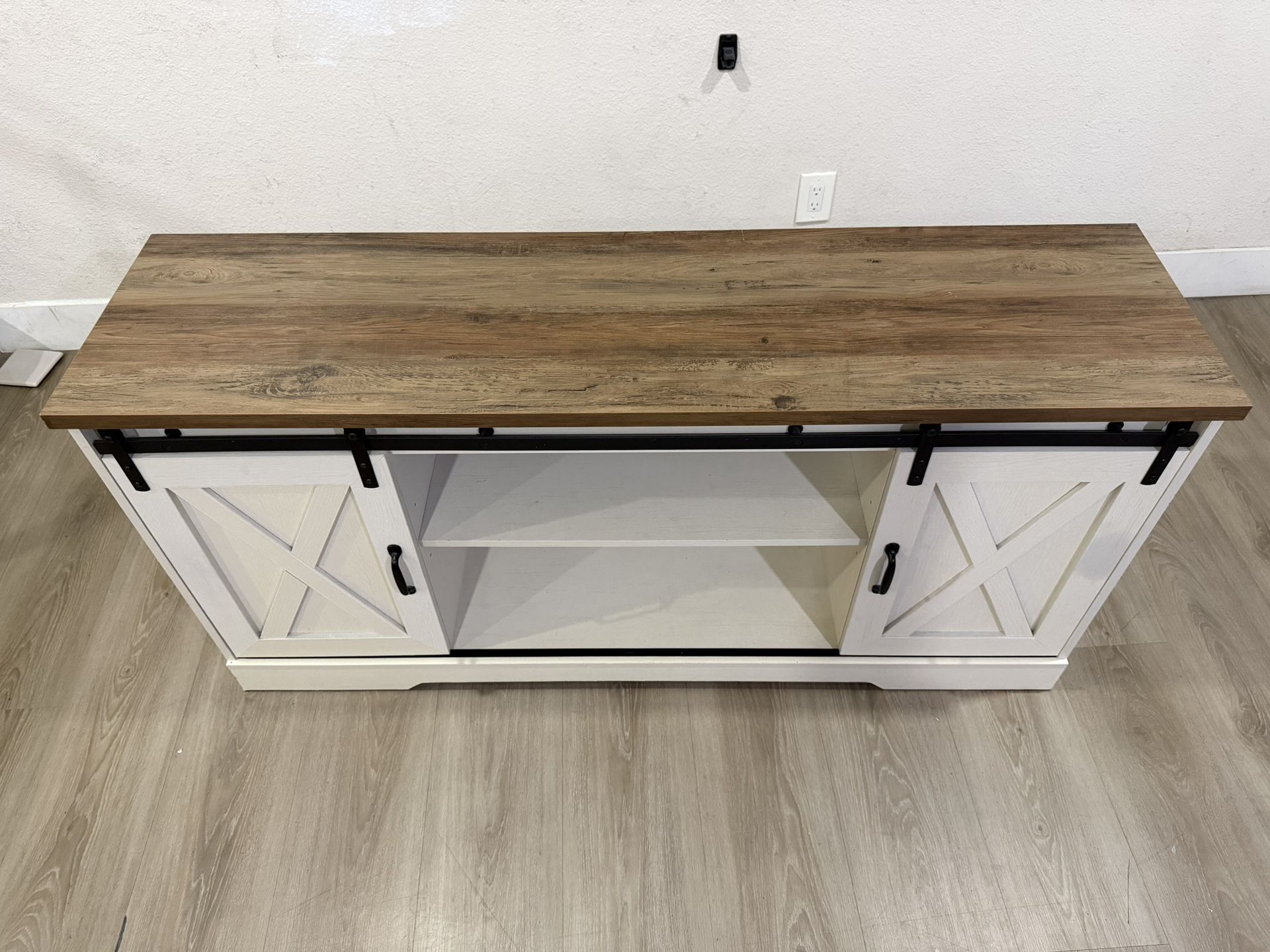 Farmhouse Sliding Barn Door TV Stand / Media Console – Excellent Condition