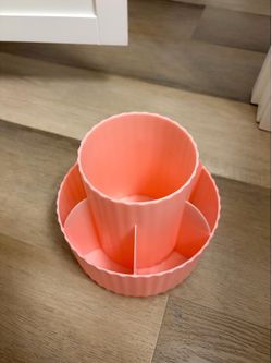 Make up brush holder that spins