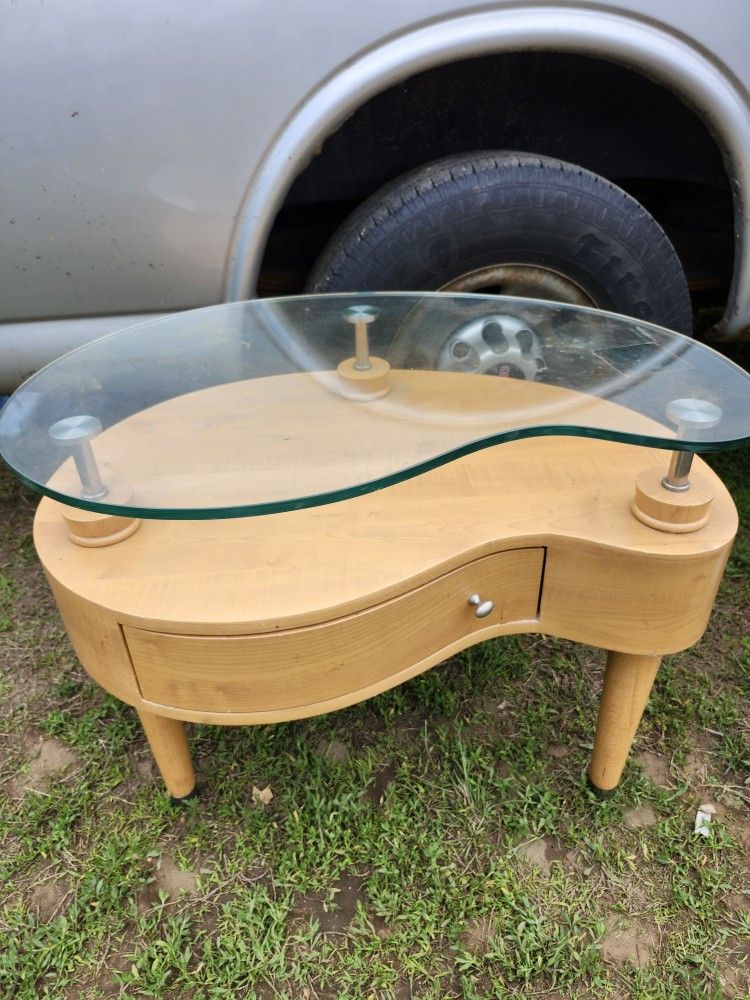 Nice Table With Glass Top 👓 In Good Condition