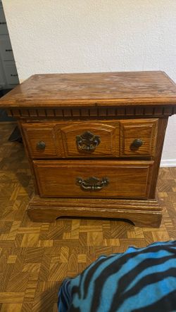 2 wooden chests of drawers
