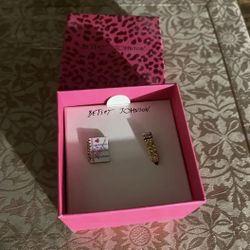 Adorable 🥰 Betsey Johnson Mismatch E !!!  