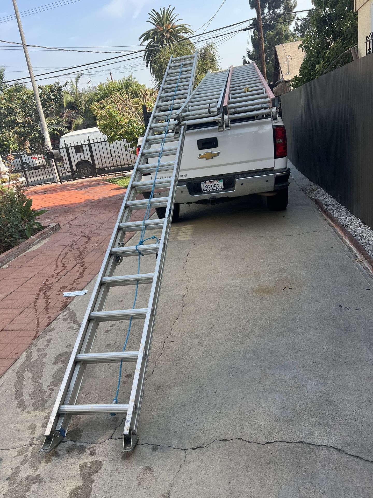 Escalera de 40 pies casi nueva muy barata