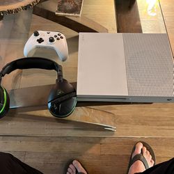 Xbox One S 500 GB W/ Turtle Beach Headset