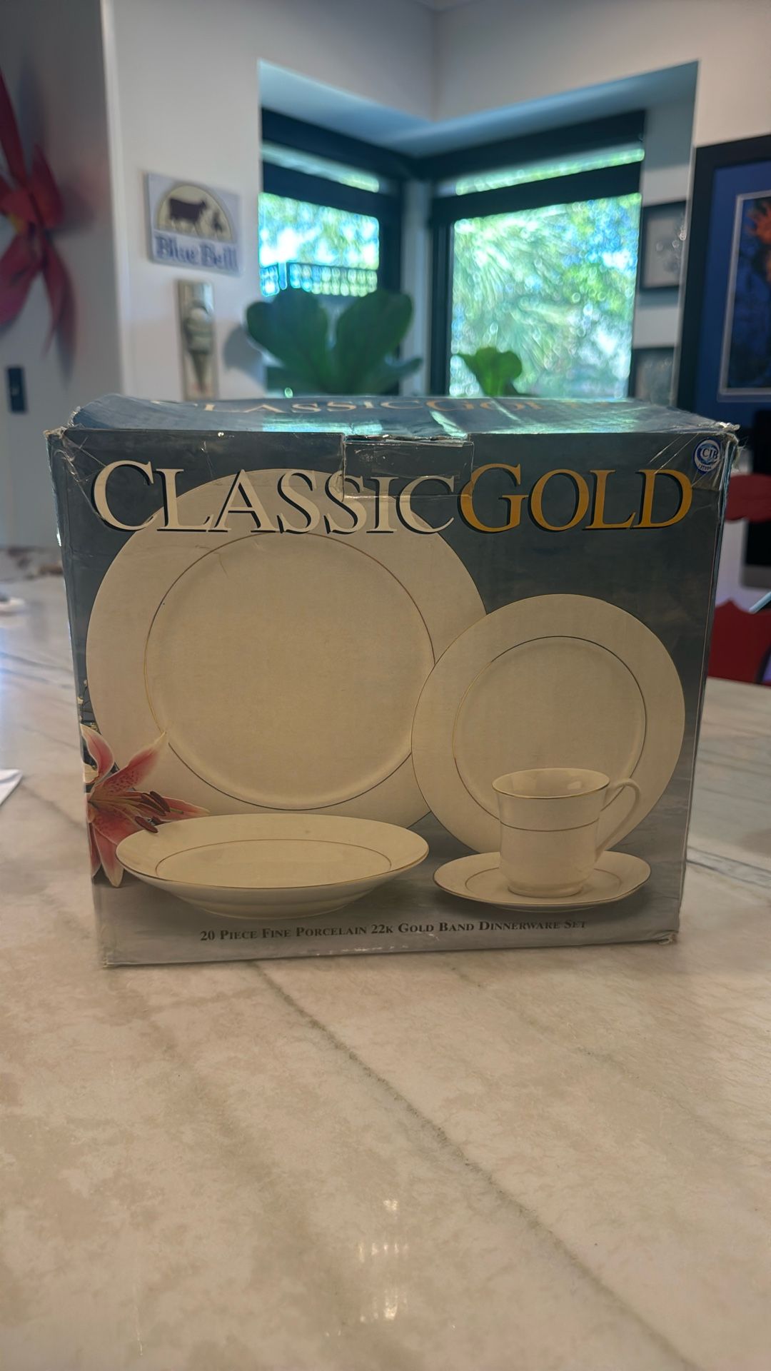 Classic Gold 20 Piece Porcelain 22K Gold Band Dinnerware Set