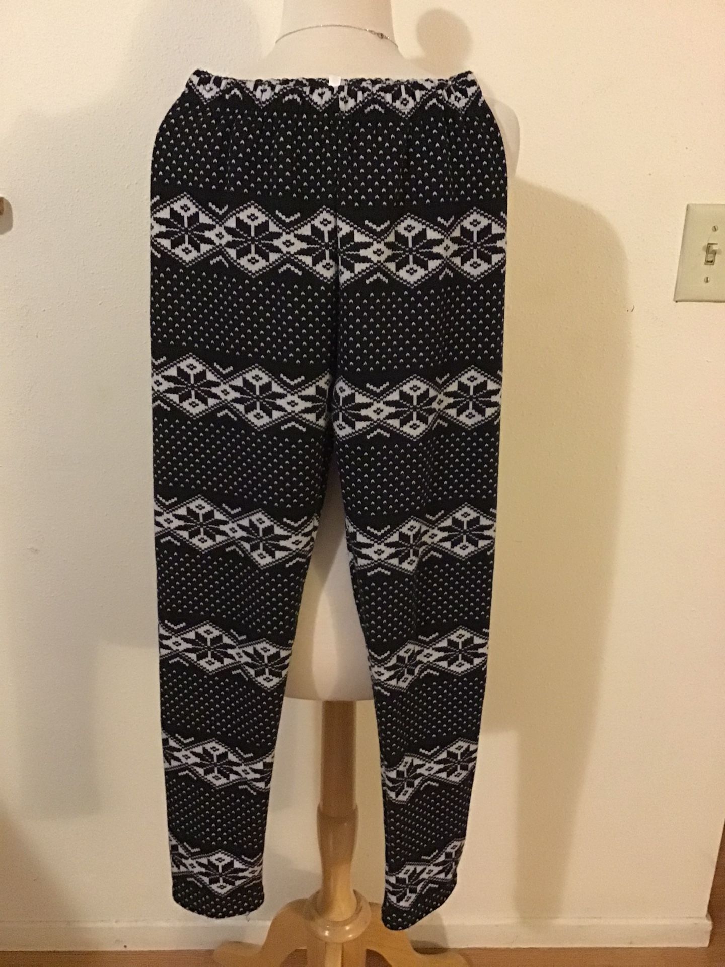 BLACK LEGGINGS SIZE SMALL