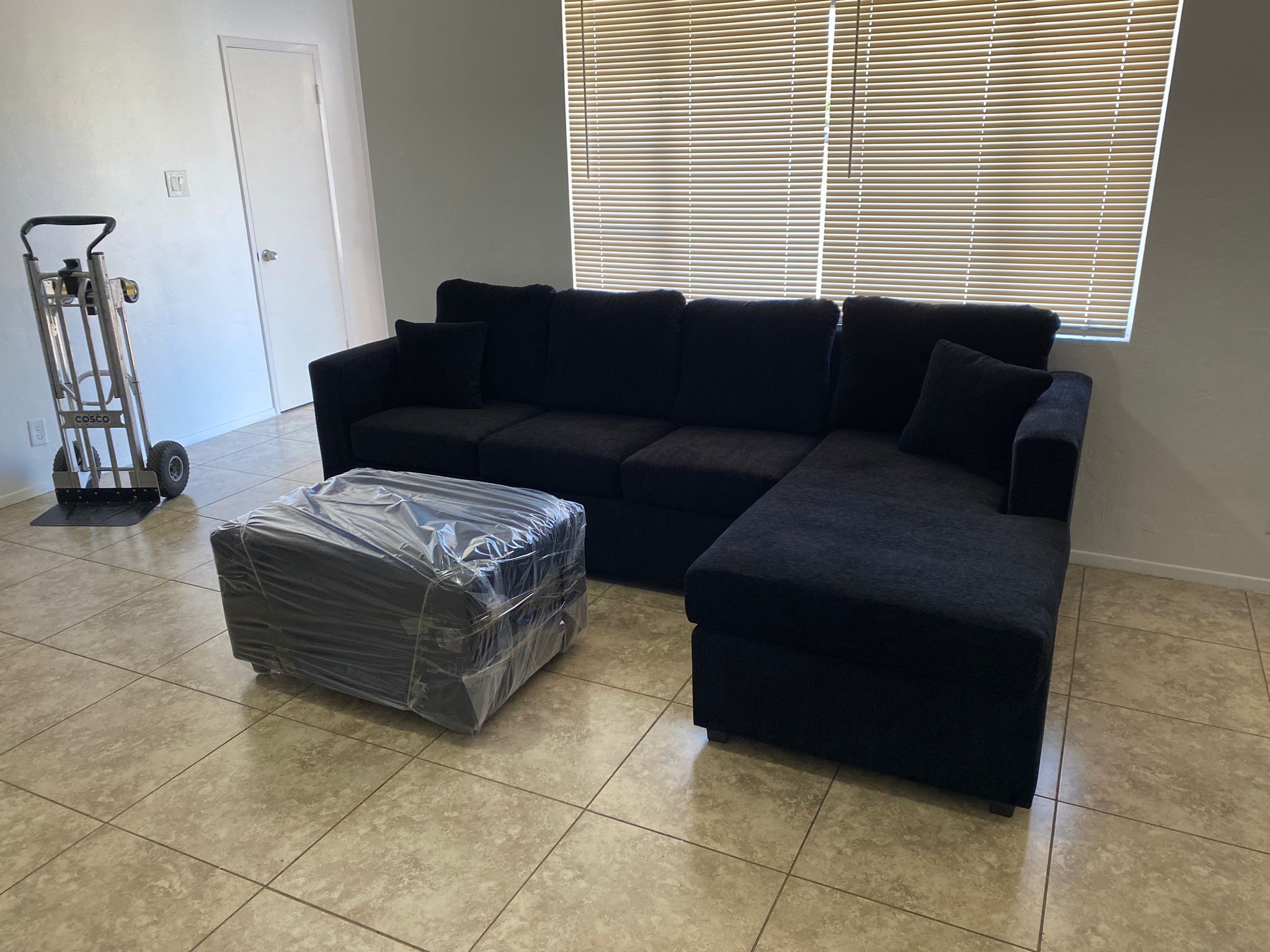 All Black Sectional With Ottoman ¡¡BRAND NEW!!
