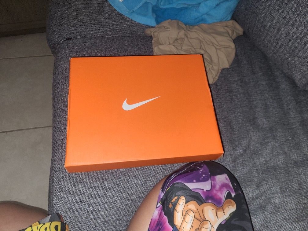 Soccer Shoes. (Used) Zise 6