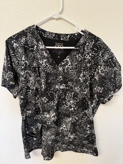 XL Women’s Scrub Top. Great Condition.  Black and White