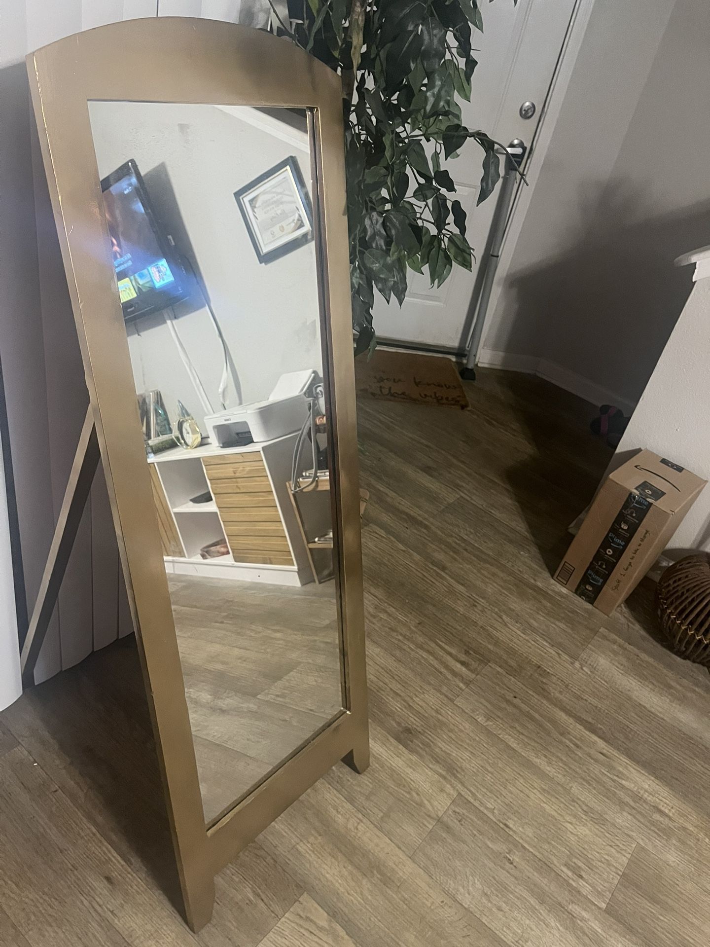 Standing mirror