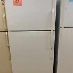 Kenmore Refrigerator White Ex Large Excellent  .. Warranty  . Delivery Available . 2203 Fowler St. 33901r