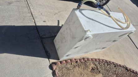 Low profile water tank