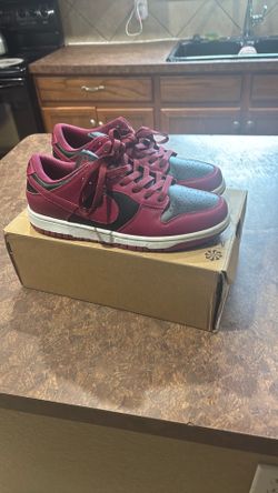 Nike Dunk Low Burgundy/Black Sneaker