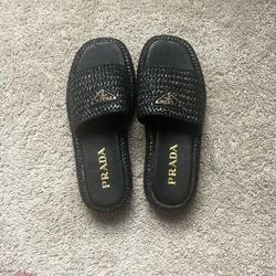 Selling prada riffia women sandles