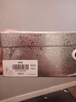 Size 11 pumps with bows