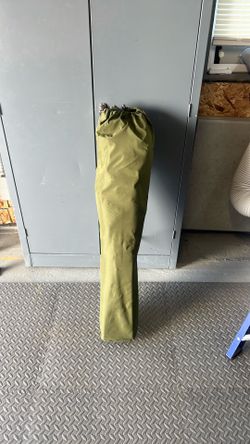 Folding chair with cupholder and storage pocket