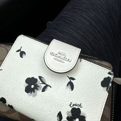 Coach Medium Corner Zip Wallet 