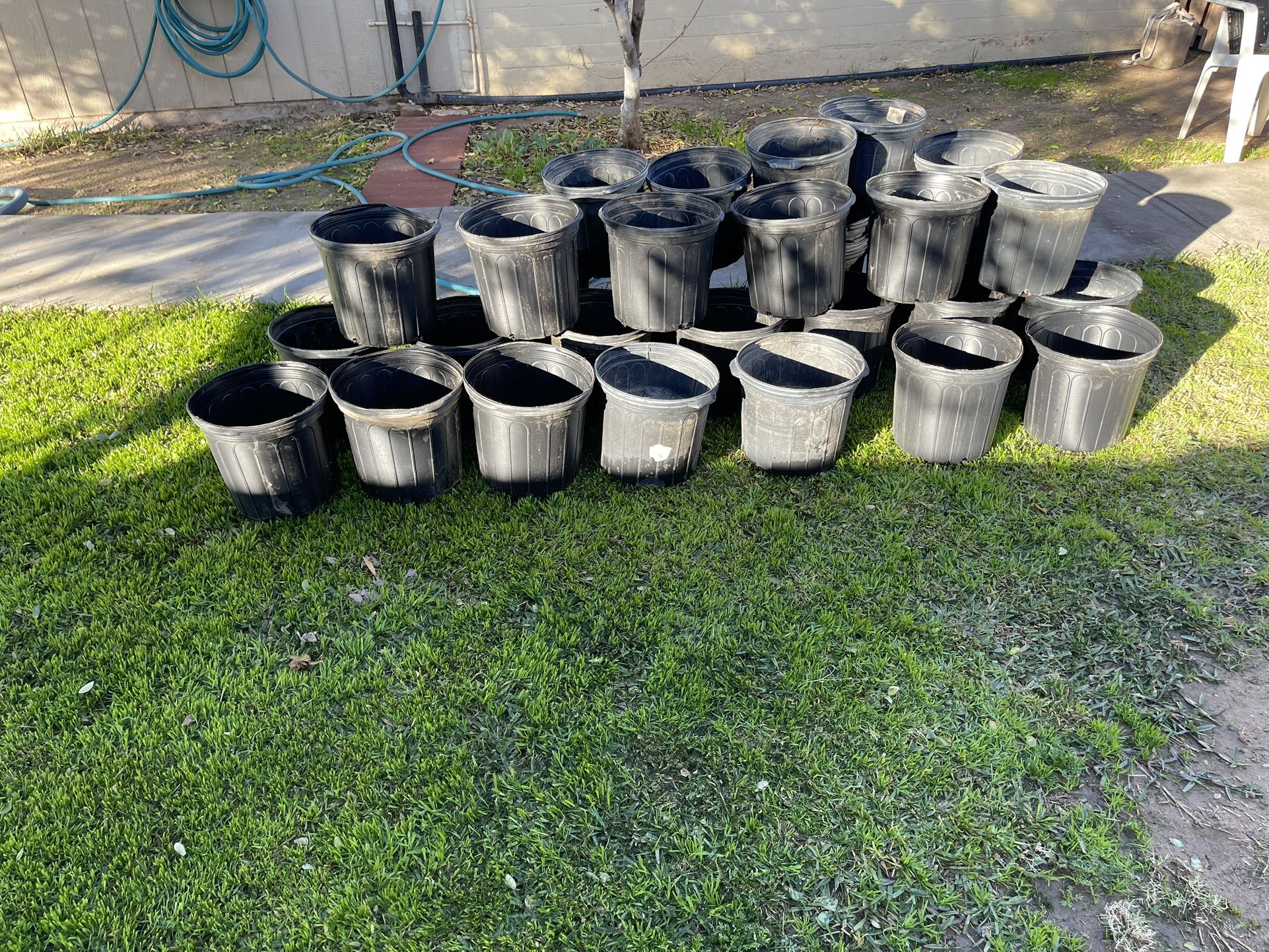 35 5 gallon Nursery Pots some are new Botes para plantas en 5 galones Algunos son nuevos for