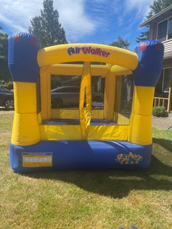 Kids bounce house