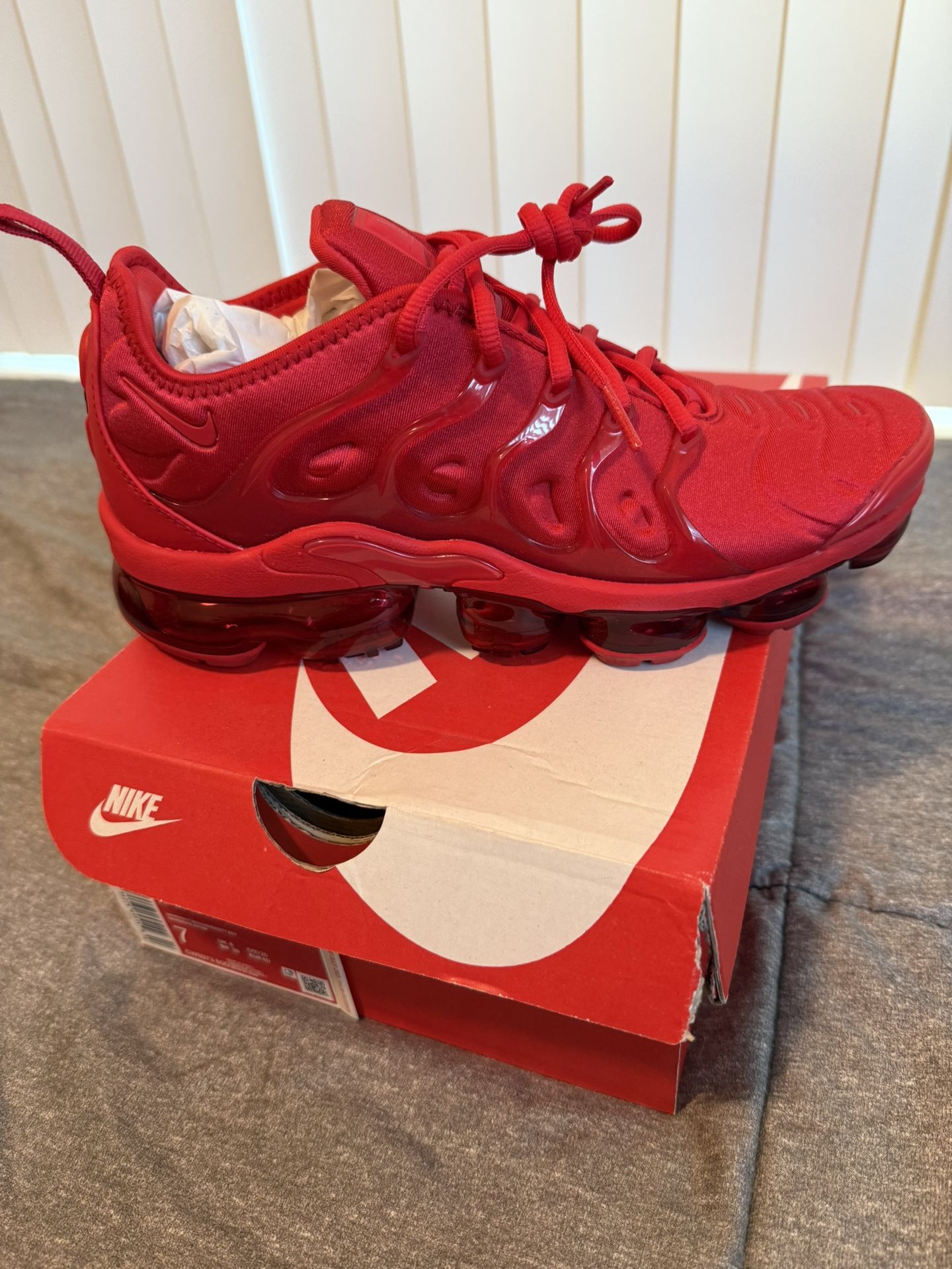 NIKE AIR VAPORMAX PLUS University Red