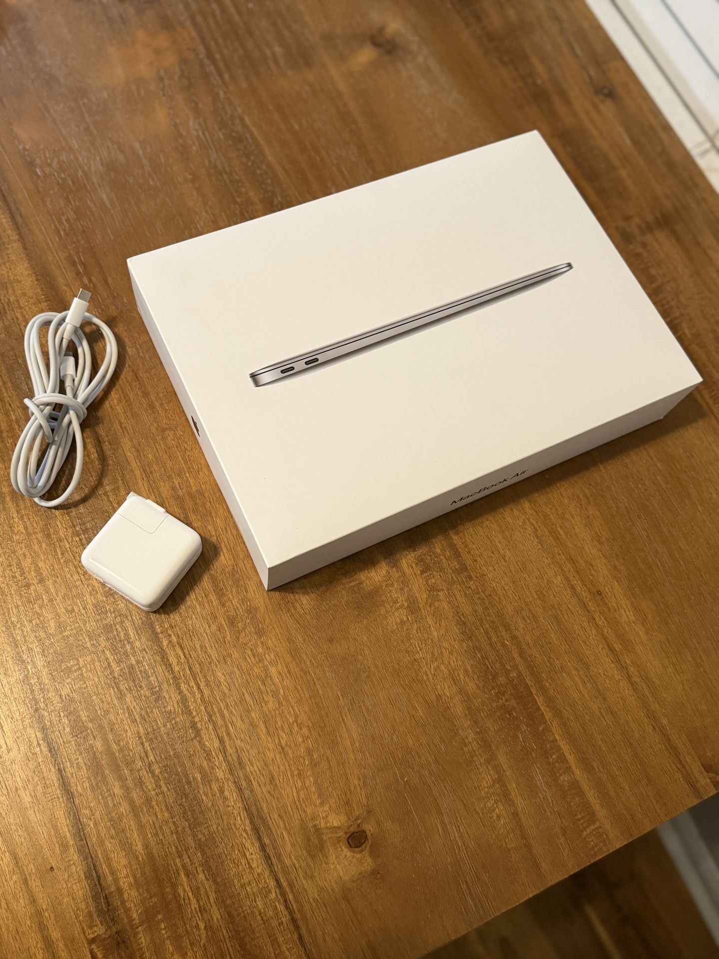 Apple MacBook Air 13” M1/8GB/256GB + Box & Charger 