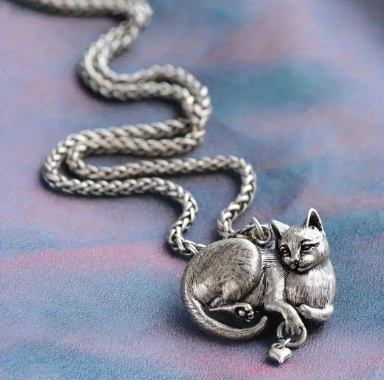 Very Nice Vintage Style Cat With A Heart Charm Necklace Antique Silver Tone
