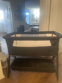 Bedside Bassinet / Baby Sleeper with Storage Shelf