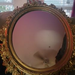 Vintage Ornate Round Wall Mirror – Antique Style

Selling a beautifully detailed vintage round mirror featuring an intricate, ornate frame with floral